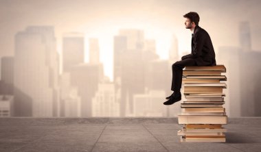 Kitap şehirde oturan adam