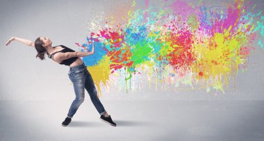 Renkli genç bir sokak dansçısı.