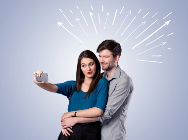 Oklarla selfie çeken sevimli bir çift.