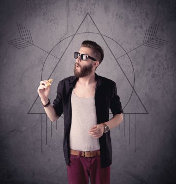 Sıradan komik erkek cep telefonu kullanıyor.