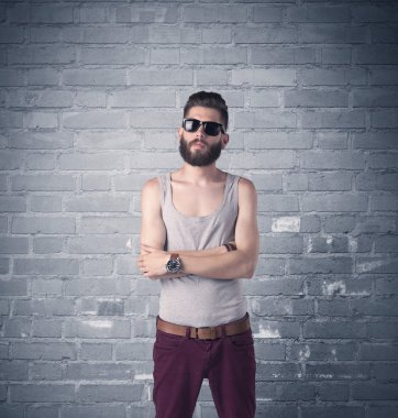 Tuğla şehir duvarının önünde manken.