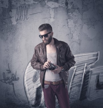 Graffiti duvarında duran manken.