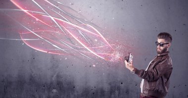 Kamera ve parlak çizgileri olan zarif bir hippi.