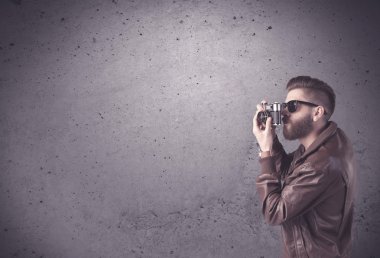 Klasik kamera ve sakallı hippi adam.