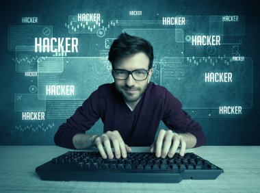 Klavye ve gözlüklü bir bilgisayar korsanı.