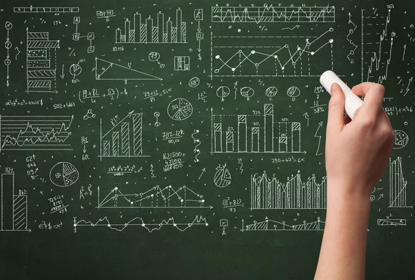 Een ondernemer die gegevens op schoolbord tekent — Stockfoto