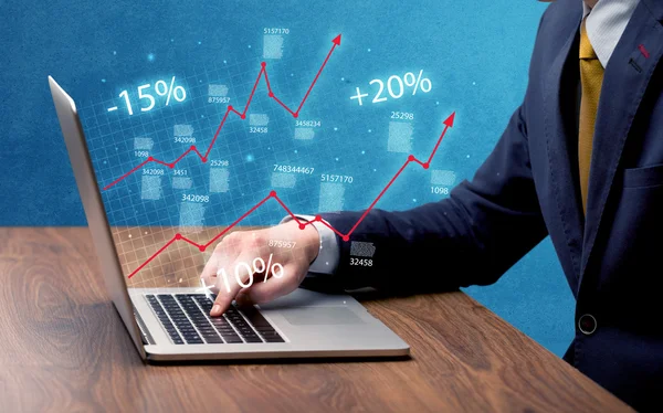 Продавец работает на графике с ноутбуком — стоковое фото