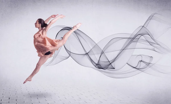 Σύγχρονη χορεύτρια μπαλέτου εκτελεί με αφηρημένη περιστροφή — Φωτογραφία Αρχείου