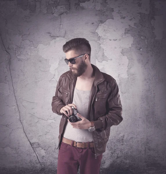 Snygg hipster i modekläder — Stockfoto