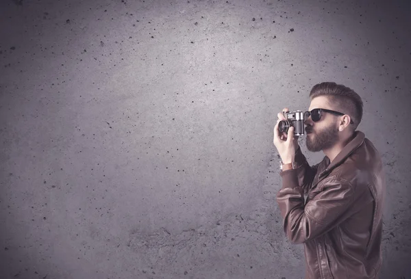 Hipster guy with vintage camera and beard — Stock Photo, Image