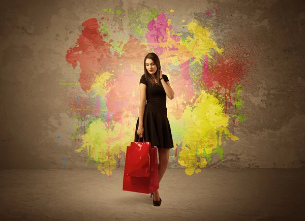 Chica con bolsas de compras y salpicaduras de pintura — Foto de Stock