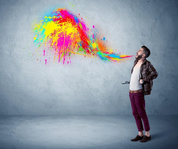 Hipster chico gritando colorido pintura en la pared —  Fotos de Stock