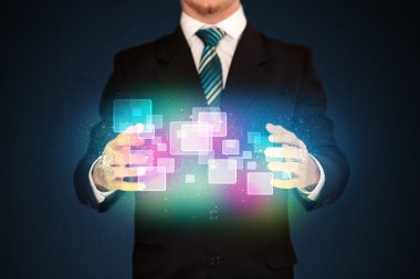 adam holding soyut simgeler