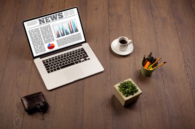 Ofis aksesuarlarıyla birlikte bilgisayar dizüstü bilgisayarı masada. 