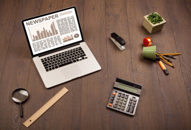 Borsa raporu ahşap masa üzerinde sahip dizüstü iş bilgisayarı