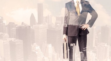 Şehir manzarası örtüşen yakışıklı bir iş adamı.