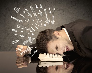 Oklar üzgün ofis çalışanlarını gösteriyor.