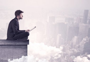 Satış elemanı şehrin sınırında oturuyor.