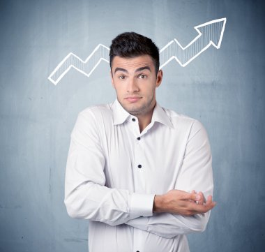 Grafik ok ile gülümseyen iş adamı