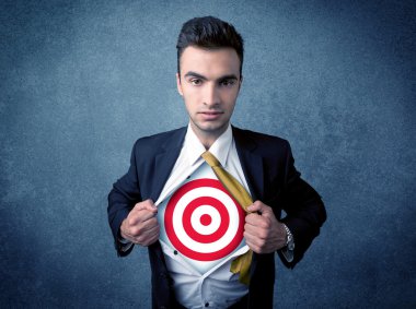 İş adamı göğsünde hedef işareti olan gömleğini yırtıyor.