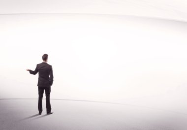 Çantası yerinde duran bir iş adamı.