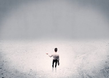 Kentsel boş alanda duran iş adamı