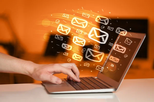 Concept van het sturen van e-mails — Stockfoto