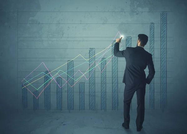 Geschäftsmann zeichnet Diagramm — Stockfoto