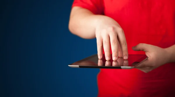 Nahaufnahme einer Hand, die ein digitales Touchpad-Tablet hält — Stockfoto