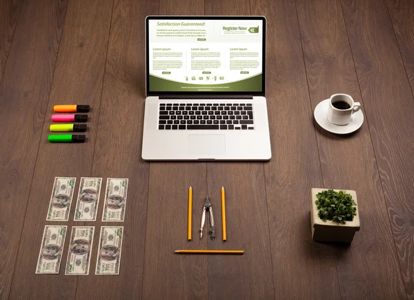 Mesa de negocios con ordenador portátil y accesorios de oficina —  Fotos de Stock