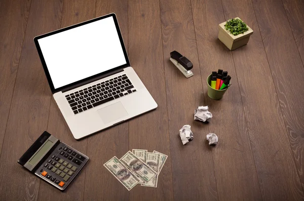 Business Bureau met kantoorbenodigdheden en moderne laptop witte backg — Stockfoto
