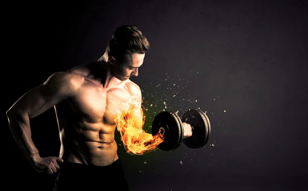 Bodybuilder-Athlet hebt Gewicht mit Feuer explodierendem Armkonzept — Stockfoto