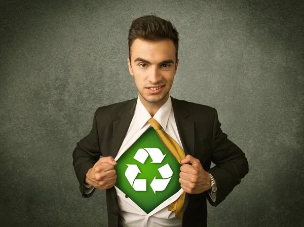 Enviromentalist homem de negócios rasgando fora camisa com sinal de reciclagem — Fotografia de Stock