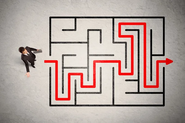 Lost businessman found the way in maze with red arrow — Stock Photo, Image