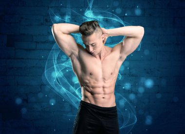 Çekici güçlü fitness adamı ağırlık kaldırıyor.