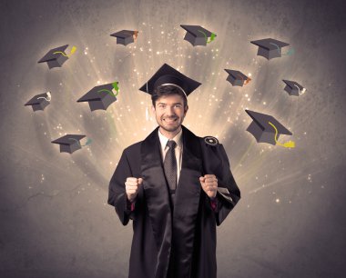 Birçok uçan şapkayla üniversite mezunu.