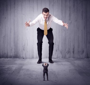 Büyük patron küçük iş adamına lokma atıyor.