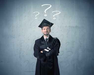 Soru işaretleri çizilmiş genç mezun.