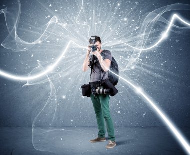 Dinamik çizgileri olan profesyonel fotoğrafçı.