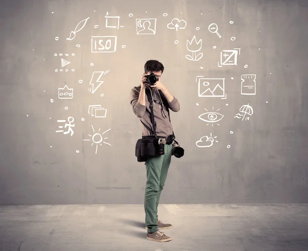 Fotógrafo aprendendo a usar câmera — Fotografia de Stock