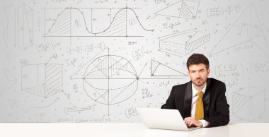 İş hesaplamaları geçmişi olan bir iş adamı