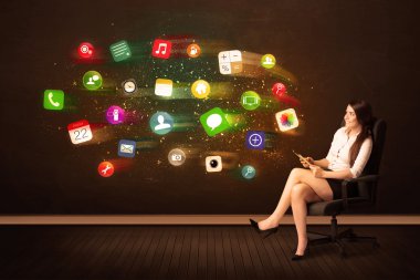 Ofis koltuğu tablet ile ve renkli içinde oturan iş kadın 