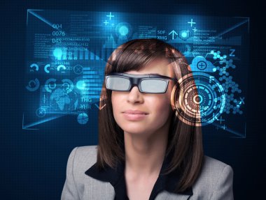 Genç kadın fütüristik akıllı yüksek teknolojili gözlük ile seyir 