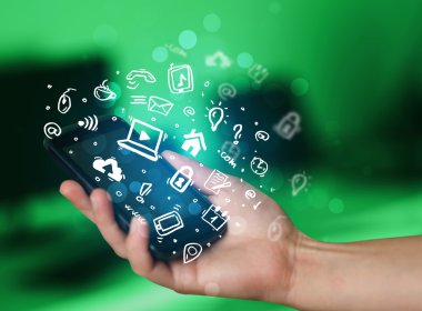 Medya simgeleri ve sembolleriyle el ele tutuşan akıllı telefon 