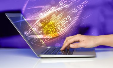 Modern defter üzerinde gelen sayı teknoloji veri ile yazarak adam