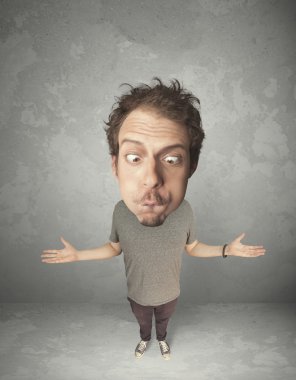 Koca kafa ile komik kişi