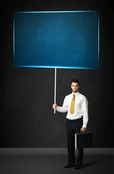 Biznesmen trzymając deskę niebieski — Zdjęcie stockowe
