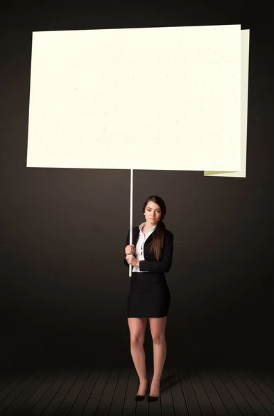 Femme d'affaires avec du papier post-it — Photo