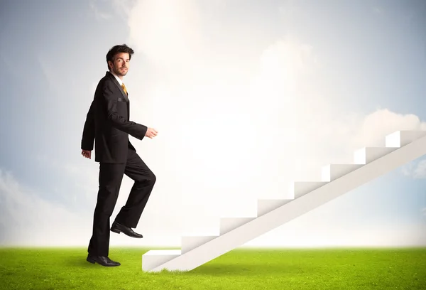 Persona de negocios subiendo por la escalera blanca en la naturaleza —  Fotos de Stock