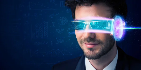 Uomo dal futuro con occhiali per smartphone ad alta tecnologia — Foto Stock